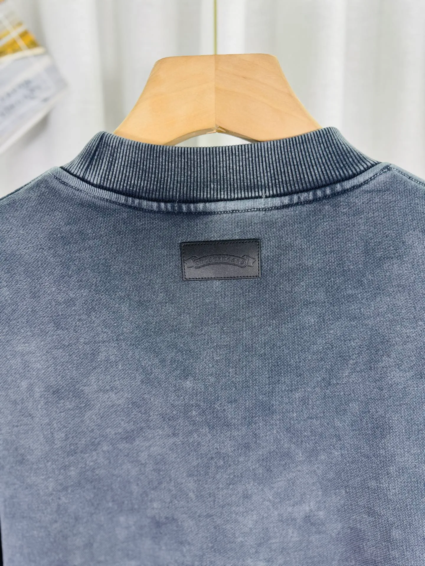 P270 top version, real shot without P, ​​different from market currency) 𝗖𝗵𝗿𝗼𝗺𝗲 𝗛𝗲𝗮𝗿𝘁𝘀/Cro Heart 2025 Washed Leather Embroidery Autumn and Winter New Original Single Counter American Laser Burnt 3D Three-dimensional Color Embroidered Couple Casual Sweater 👑The highest version! Customized fabric 420g tripe terry fabric! American acid-washed and distressed original fabric, laser burnt pattern ✟Skin embroidery, exquisite embroidery of letters! The best-selling model in the counter, very comfortable to wear. Accessories: original molded and authenticated collar label➕100% silk wash label. Genuine purchase-grade original hangtag➕matching hanging rope➕3D hanging beads➕original packaging bag. Craftsmanship: The original version has consistent wiring! The highest version of the armhole matching technique! Color: Gray Black Size: S M L XL Style No.: 9314